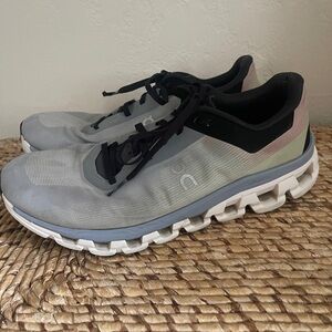 On cloud cloudflow athletic shoes men’s size 9 woman’s size 10
